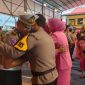 Foto:Penuh haru, Kapolres Sumenep peluk Kanit Regident (KRI) Polres Sumenep Iptu Aris Wibawa, SH.