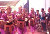 Suasana penjamasan benda pusaka digelar warga Desa Aeng Tong-Tong beberapa waktu lalu. (Foto: Farin)