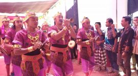 Suasana penjamasan benda pusaka digelar warga Desa Aeng Tong-Tong beberapa waktu lalu. (Foto: Farin)