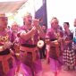 Suasana penjamasan benda pusaka digelar warga Desa Aeng Tong-Tong beberapa waktu lalu. (Foto: Farin)