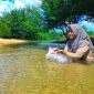 EKSOTIS: Pengunjung sedang menikmati kesegaran aliran sungai di Pantai Badur. (Foto istimewa)