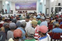 Bahagia, ratusan abang becak mengelilingi bupati fauzi