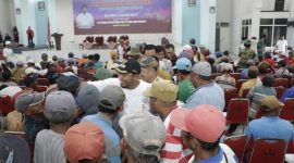 Bahagia, ratusan abang becak mengelilingi bupati fauzi