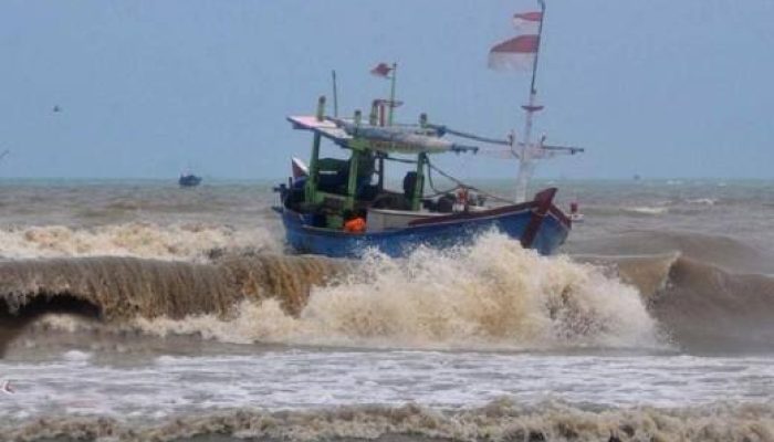 Pelayaran Ditutup, Penumpang Terlantar di Pelabuhan Kalianget