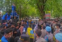 Ratusan aktivis PMII demo Polres Sumenep, Jumat (27/1/2023). (Foto: Istimewa)