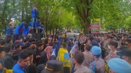 Ratusan aktivis PMII demo Polres Sumenep, Jumat (27/1/2023). (Foto: Istimewa)