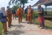 Foto:Moment Kepala DKPP Sumenep saat mengunjungi petani yang terdampak banjir di Desa Sendir kecamatan lenteng