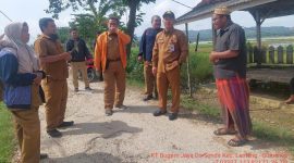 Foto:Moment Kepala DKPP Sumenep saat mengunjungi petani yang terdampak banjir di Desa Sendir kecamatan lenteng