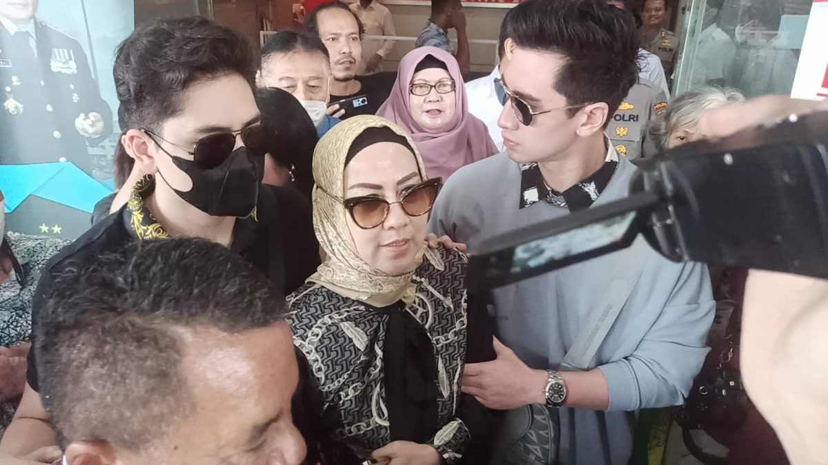 Venna Melinda mendatangi Mapolda Jatim didampingi kedua putranya. (Foto istimewa)
