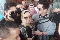 Venna Melinda mendatangi Mapolda Jatim didampingi kedua putranya. (Foto istimewa)