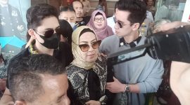 Venna Melinda mendatangi Mapolda Jatim didampingi kedua putranya. (Foto istimewa) 