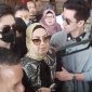 Venna Melinda mendatangi Mapolda Jatim didampingi kedua putranya. (Foto istimewa) 