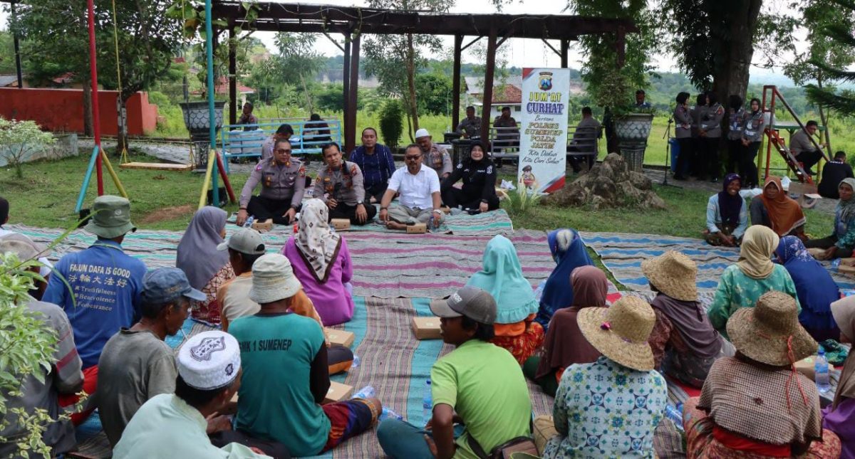 Foto:Acara jumat curhat yang diadakan oleh Kapolres Sumenep dengan para pemulung