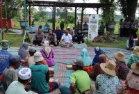 Foto:Acara jumat curhat yang diadakan oleh Kapolres Sumenep dengan para pemulung