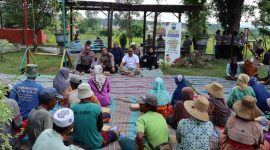 Foto:Acara jumat curhat yang diadakan oleh Kapolres Sumenep dengan para pemulung