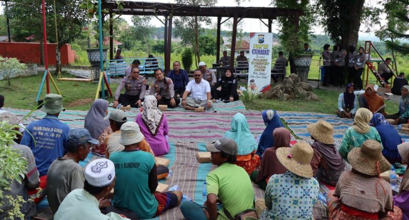 Foto:Acara jumat curhat yang diadakan oleh Kapolres Sumenep dengan para pemulung
