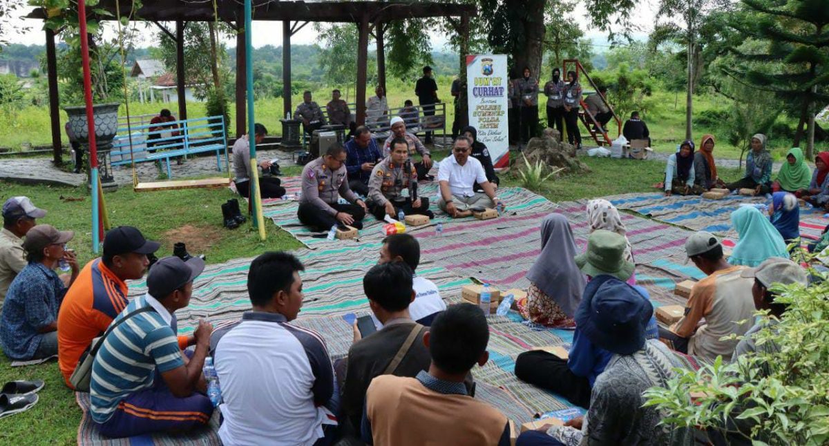 Foto:Acara jumat curhat yang diadakan oleh polres Sumenep dengan para pemulung
