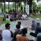 Foto:Acara jumat curhat yang diadakan oleh polres Sumenep dengan para pemulung