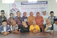 Foto:Mantan perangkat Desa Aingtongtong saat menggelar jumpa pers