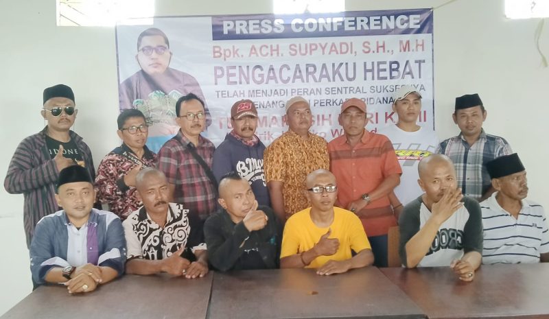 Foto:Mantan perangkat Desa Aingtongtong saat menggelar jumpa pers