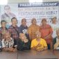 Foto:Mantan perangkat Desa Aingtongtong saat menggelar jumpa pers