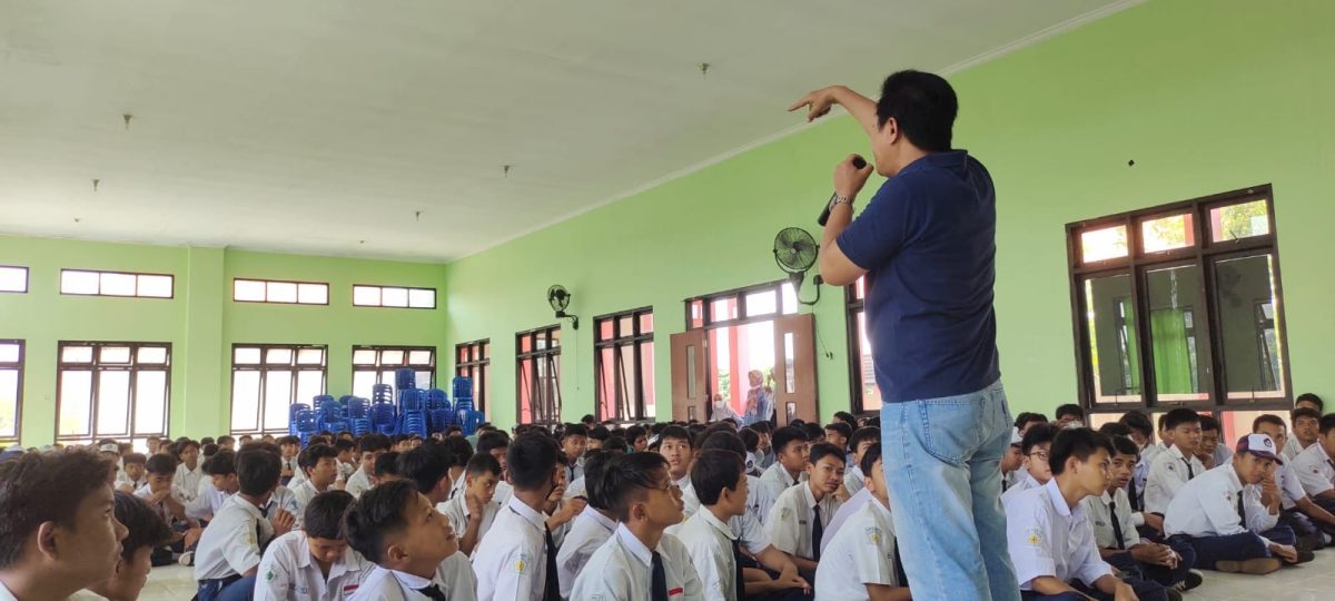 Polsek Semampir rutin blusukan ke sekolah cegah kenakalan pelajar. (Foto: Slamet)