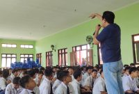 Polsek Semampir rutin blusukan ke sekolah cegah kenakalan pelajar. (Foto: Slamet)