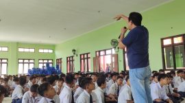 Polsek Semampir rutin blusukan ke sekolah cegah kenakalan pelajar. (Foto: Slamet)