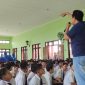 Polsek Semampir rutin blusukan ke sekolah cegah kenakalan pelajar. (Foto: Slamet)