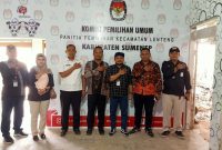 Foto:Anggota KPU Sumenep saat monitoring pelaksanaan tes wawancara di PPK Lenteng