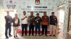 Foto:Anggota KPU Sumenep saat monitoring pelaksanaan tes wawancara di PPK Lenteng