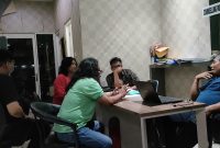 Wartawan korban pemukulan anggota Ormas di Surabaya melapor ke SPKT Polrestabes Surabaya. (Foto: Heri Wicaksono)