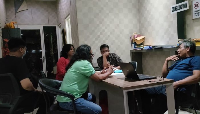 Lima wartawan dikeroyok belasan preman terkait penyegelan RHU