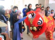 Sambut Tahun Baru Imlek, Atraksi Barongsai Sapa Dan Hibur Pelanggan Di Stasiun Surabaya Gubeng Sambut Tahun Baru Imlek, Atraksi Barongsai Sapa Dan Hibur Pelanggan Di Stasiun Surabaya Gubeng