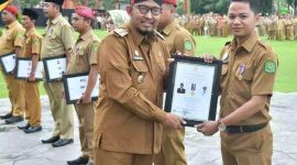 Foto:Sekdes Lenteng Timur, Deddy Setiadi, S.H. saat menerima penghargaan yang diberikan langsung oleh Bupati Sumenep, Achmad Fauzi