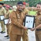 Foto:Sekdes Lenteng Timur, Deddy Setiadi, S.H. saat menerima penghargaan yang diberikan langsung oleh Bupati Sumenep, Achmad Fauzi