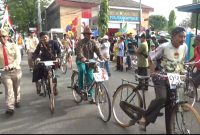 Ratusan anggota Kosti Sumenep meriahkan HUT yang ke-15 dengan konvoi keliling kota, Minggu 12/02/2023. (Foto: Indra)