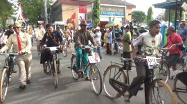 Ratusan anggota Kosti Sumenep meriahkan HUT yang ke-15 dengan konvoi keliling kota, Minggu 12/02/2023. (Foto: Indra)