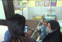 Bayi yang dibuang mendapatkan perawatan di inkubator Puskesmas Batuan. (Foto: Didik)