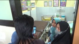 Bayi yang dibuang mendapatkan perawatan di inkubator Puskesmas Batuan. (Foto: Didik)
