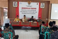 Foto:Ketua PPK Lenteng, Affandi saat membuka acara pelaksanaan Bimtek dengan anggota PPS se Kecamatan Lenteng