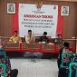 Foto:Ketua PPK Lenteng, Affandi saat membuka acara pelaksanaan Bimtek dengan anggota PPS se Kecamatan Lenteng