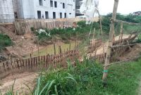 Foto:Tebing sungai yang amblas di Desa Babbalan, Kecamatan Batuan. (Doc.seputarjatim.com) 