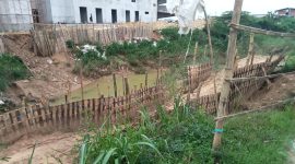 Foto:Tebing sungai yang amblas di Desa Babbalan, Kecamatan Batuan. (Doc.seputarjatim.com) 