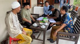 Foto:Ketua PPS Lenteng Barat dan anggota PPK Lenteng dampingi pantarlih lakukan coklit di kediaman komisioner KPU Sumenep, Rafiqi Tanzil