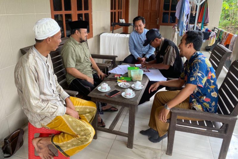 Foto:Ketua PPS Lenteng Barat dan anggota PPK Lenteng dampingi pantarlih lakukan coklit di kediaman komisioner KPU Sumenep, Rafiqi Tanzil
