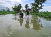 Nekat, Pelajar Terobos Banjir ke Sekolah