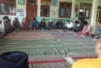 Warga Gersik Putih menuntut penghentian proyek pengembangan pesisir untuk tambak ikan. Warga beramai-ramai ke Balai Desa setempat, Minggu 19/02/2023. (Foto Istimewa)