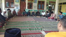 Warga Gersik Putih menuntut penghentian proyek pengembangan pesisir untuk tambak ikan. Warga beramai-ramai ke Balai Desa setempat, Minggu 19/02/2023. (Foto Istimewa)