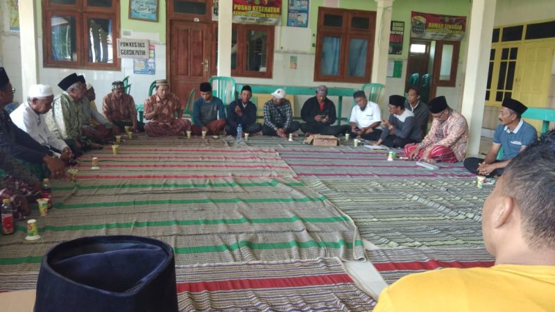 Warga Gersik Putih menuntut penghentian proyek pengembangan pesisir untuk tambak ikan. Warga beramai-ramai ke Balai Desa setempat, Minggu 19/02/2023. (Foto Istimewa)